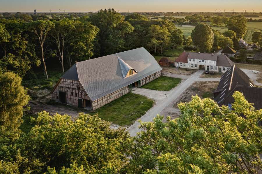 Schöne Dachkonstruktionen werden mit Pfannenblechen zum Leben erweckt, Gut Godderstorf, 23779 Neukirchen
